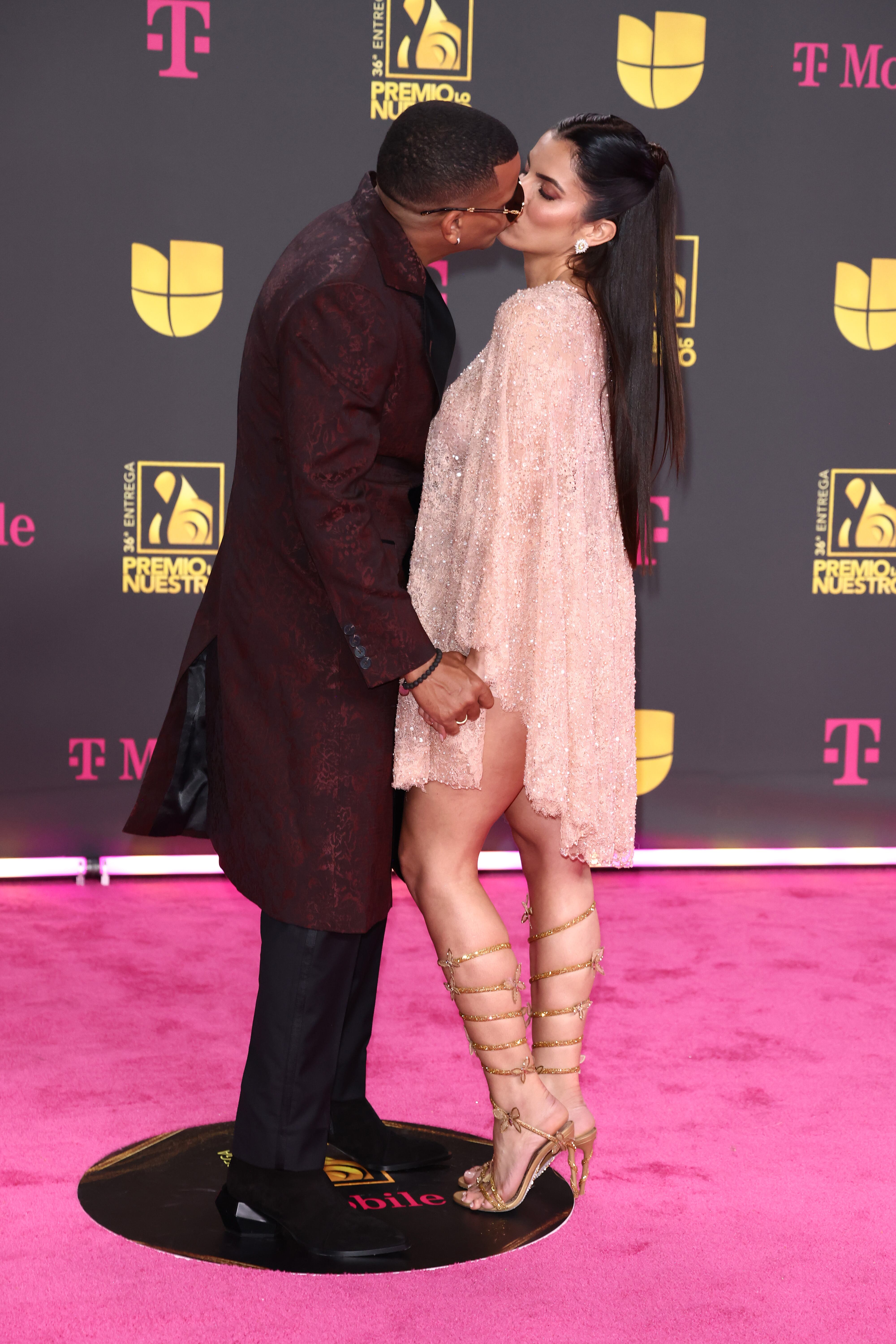 La mitad de Gente de Zona huyó del negro para apostar por el color berenjena con un traje con levita. Y derrochó amor con su pareja, Annaby Pozo con un color más claro para contrastar. Pareja a juego.