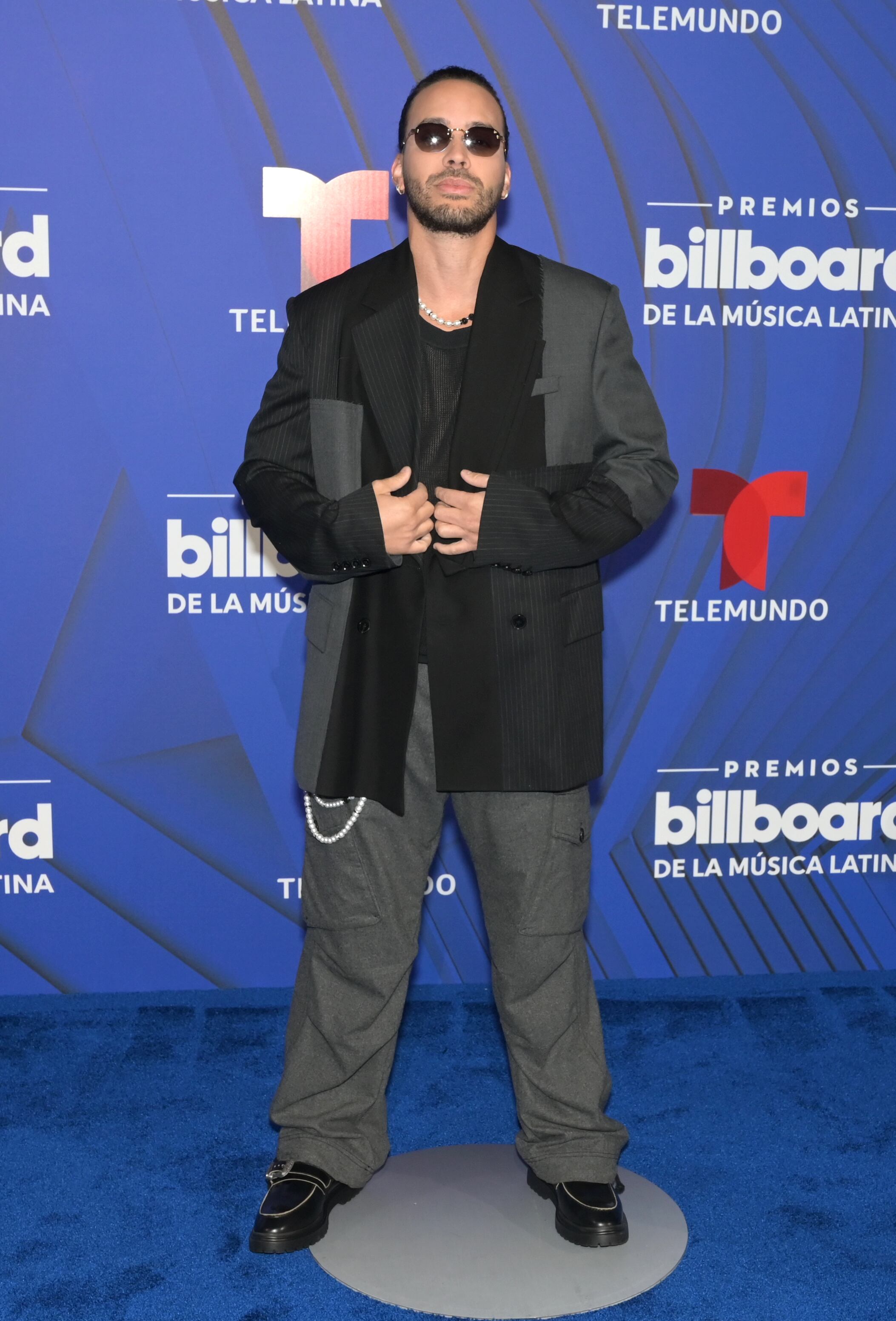 El negro y el gris han dominado en la alfombra de los Premios Billaboard de la Música Latina 2024 y uno de los que ha defendido estos colores ha sido Prince Royce.