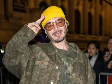 J Balvin y su hijo Río protagonizan una tierna conversación sobre novias y el cantante acaba pidiendo consejo a sus seguidores