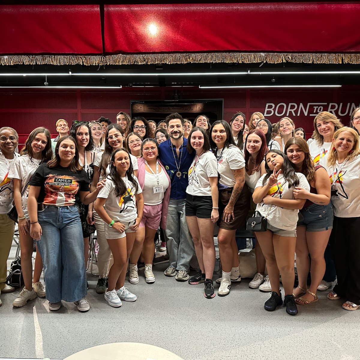 Camilo sorprende a sus fans tras visitar Anda Ya: los lleva a escuchar su nuevo disco antes que nadie