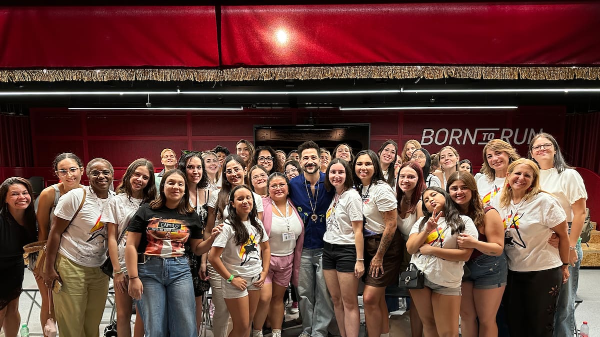 Camilo sorprende a sus fans tras visitar Anda Ya: los lleva a escuchar su nuevo disco antes que nadie