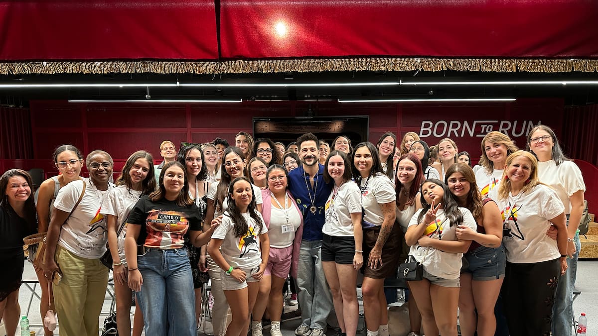 Camilo sorprende a sus fans tras visitar Anda Ya: los lleva a escuchar su nuevo disco antes que nadie