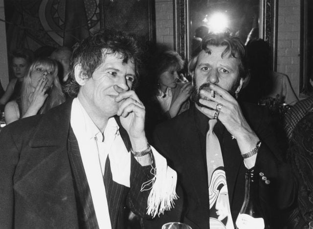 Keith Richards, el guitarrista de los Rolling Stones, en una fiesta con Ringo Starr, batería de los Beatles, en 1985.