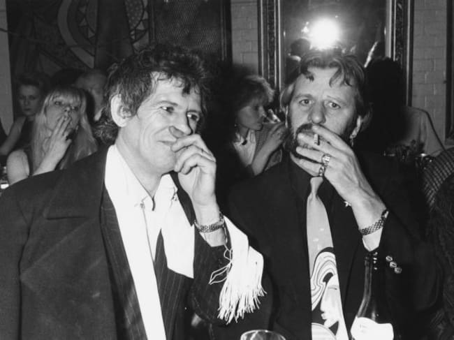 Keith Richards, el guitarrista de los Rolling Stones, en una fiesta con Ringo Starr, batería de los Beatles, en 1985.