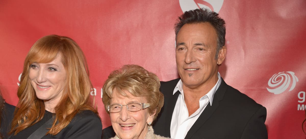 Bruce Springsteen junto a su mujer, Patti Scialfa, y su madre Adele Springsteen, en un evento en Los Ángeles en 2023.