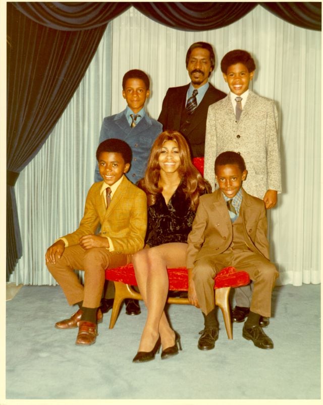 Ike y Tina Turner posando con sus cuatro hijos en 1972.