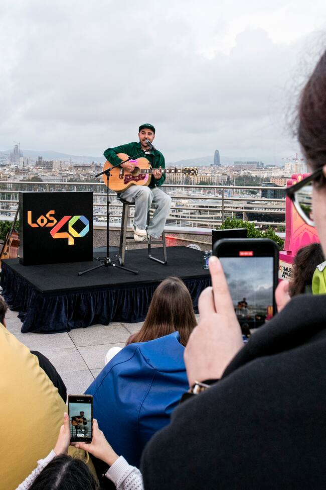 Desde pequeño siempre me ha flipado salir al balcón de mi casa y ver todas las luces encendidas e imaginarme que hay otras vidas y otros universos. Echo de menos esta sensación de casa, esa sensación de hogar. Cuando estás de ruta ves otras ciudades igual de bonitas, pero no es la vista a la que estoy acostumbrado. Esto se llama Luces de ciudad” dijo Nil.