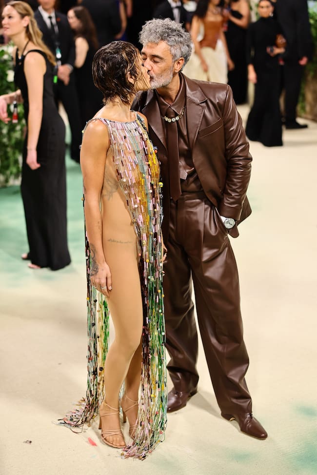 Rita Ora posó con su marido con un catsuit color piel hecho en una textura similar a un panty con una especie de capa de colores apenas cubriendo su cuerpo. Sin duda, la tendencia nude llevada al extremo.