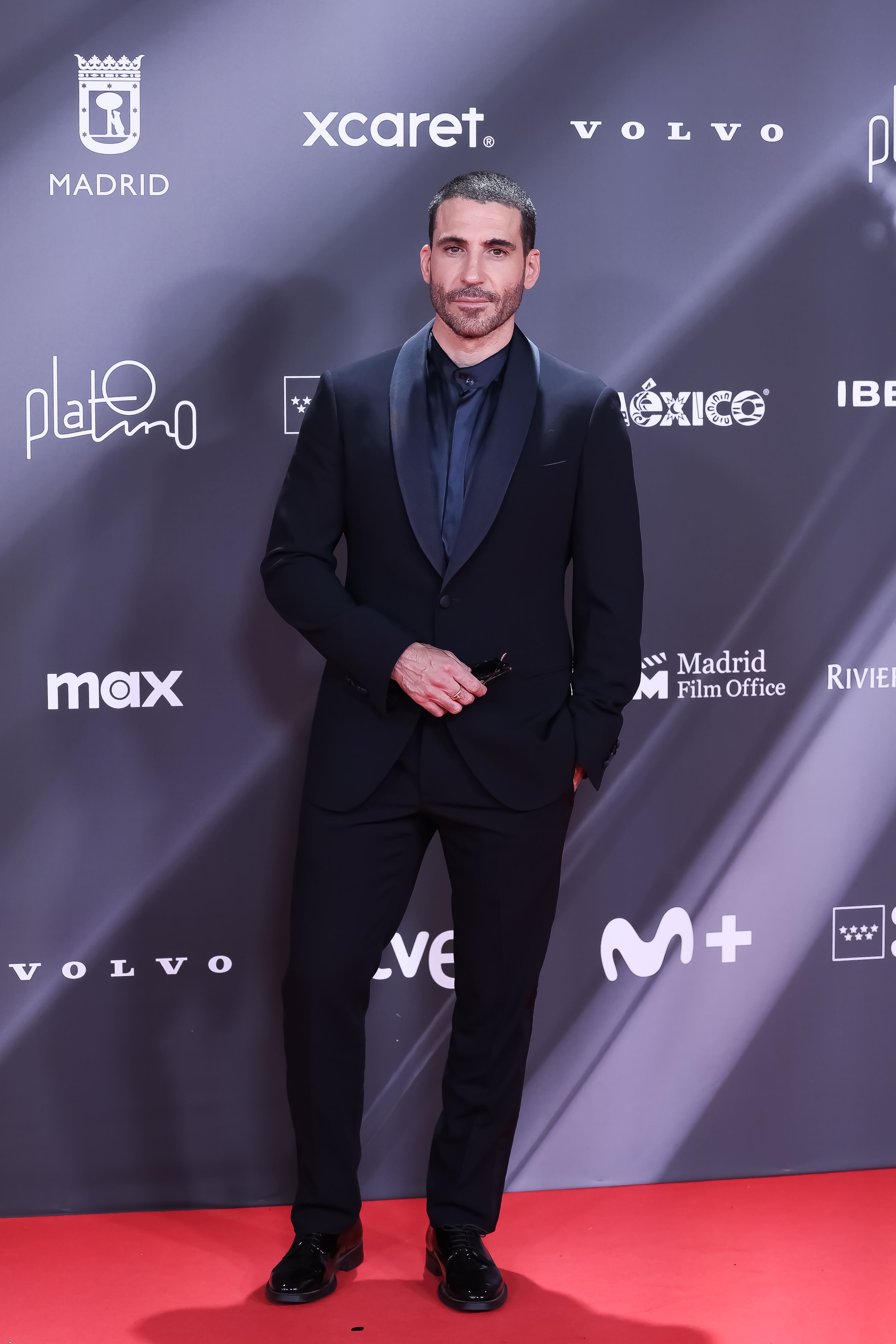 Elegante, como siempre, Miguel Ángel Silvestre optaba por el negro para lucir cuerpo en los Platino.