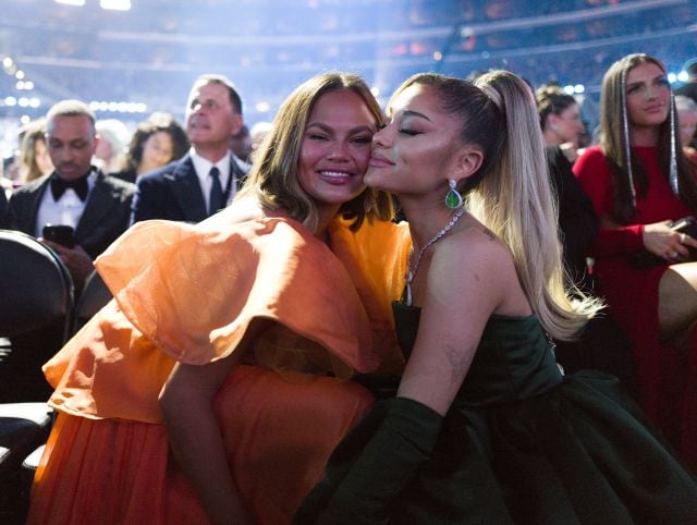 Chrissy Teigen y Ariana Grande, buenas amigas en los Grammy 2020.