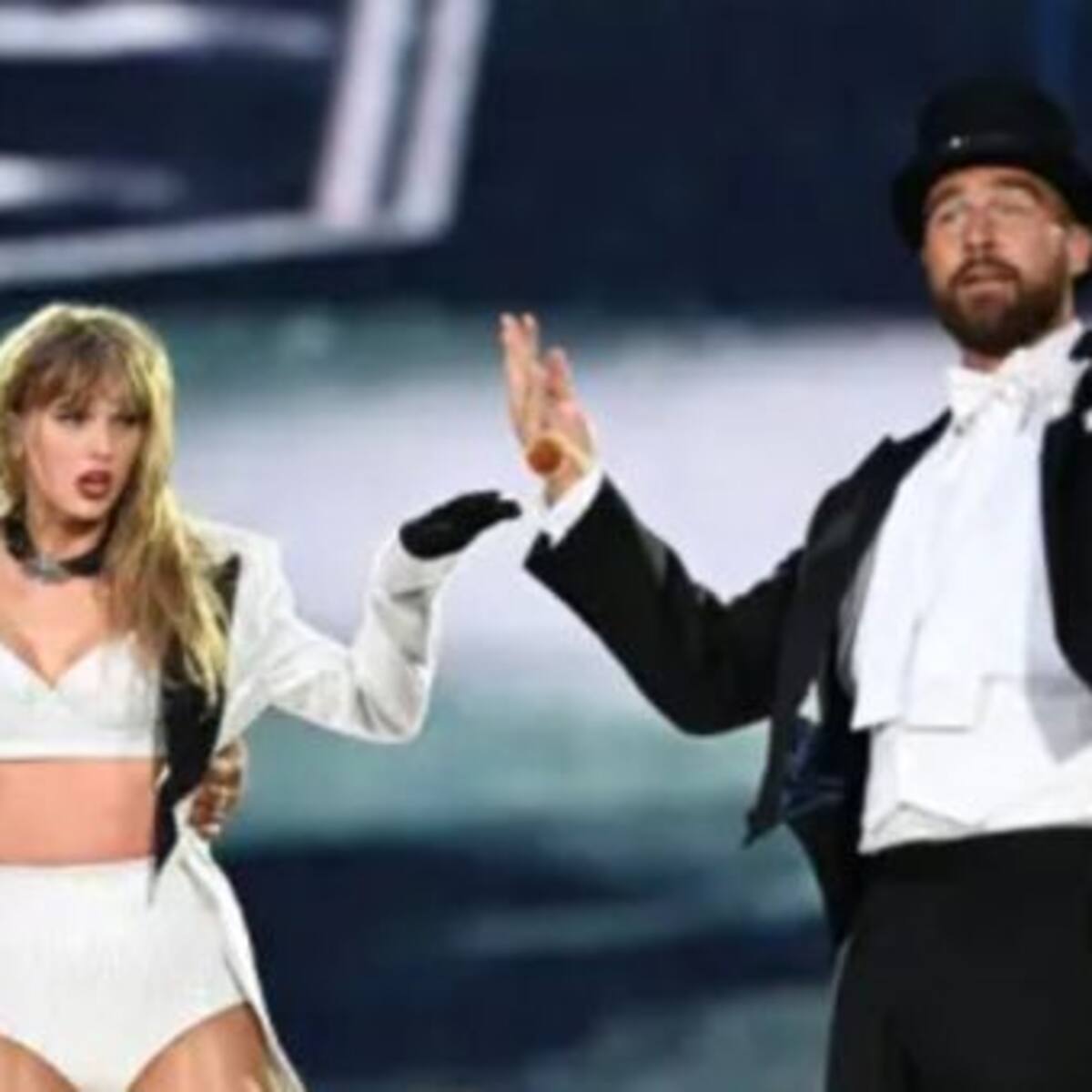 Taylor Swift y Travis Kelce juntos en el escenario de "The Eras Tour"