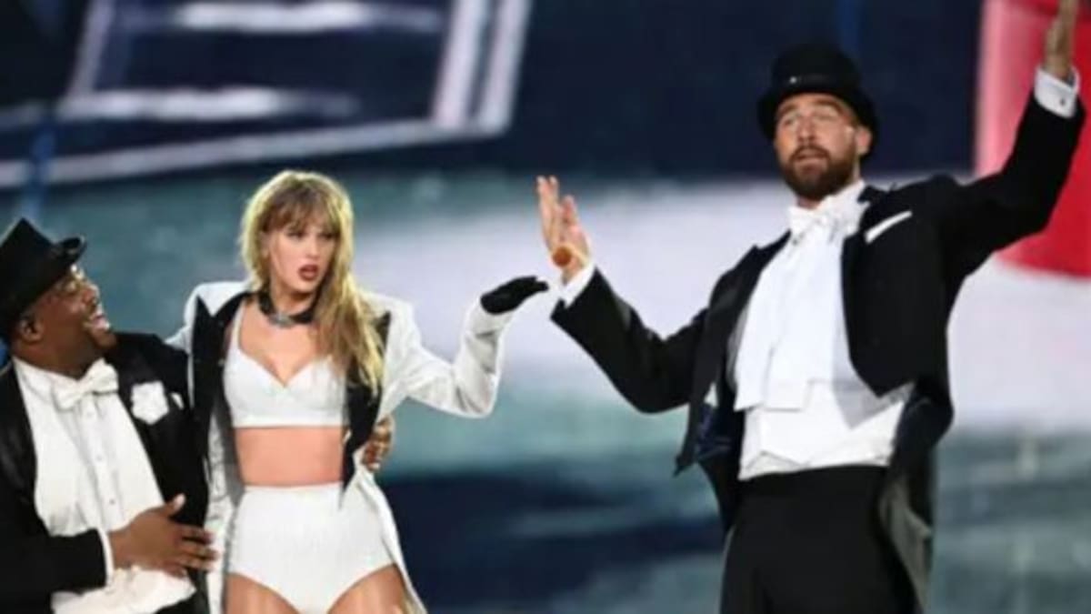 Taylor Swift y Travis Kelce juntos en el escenario de "The Eras Tour"