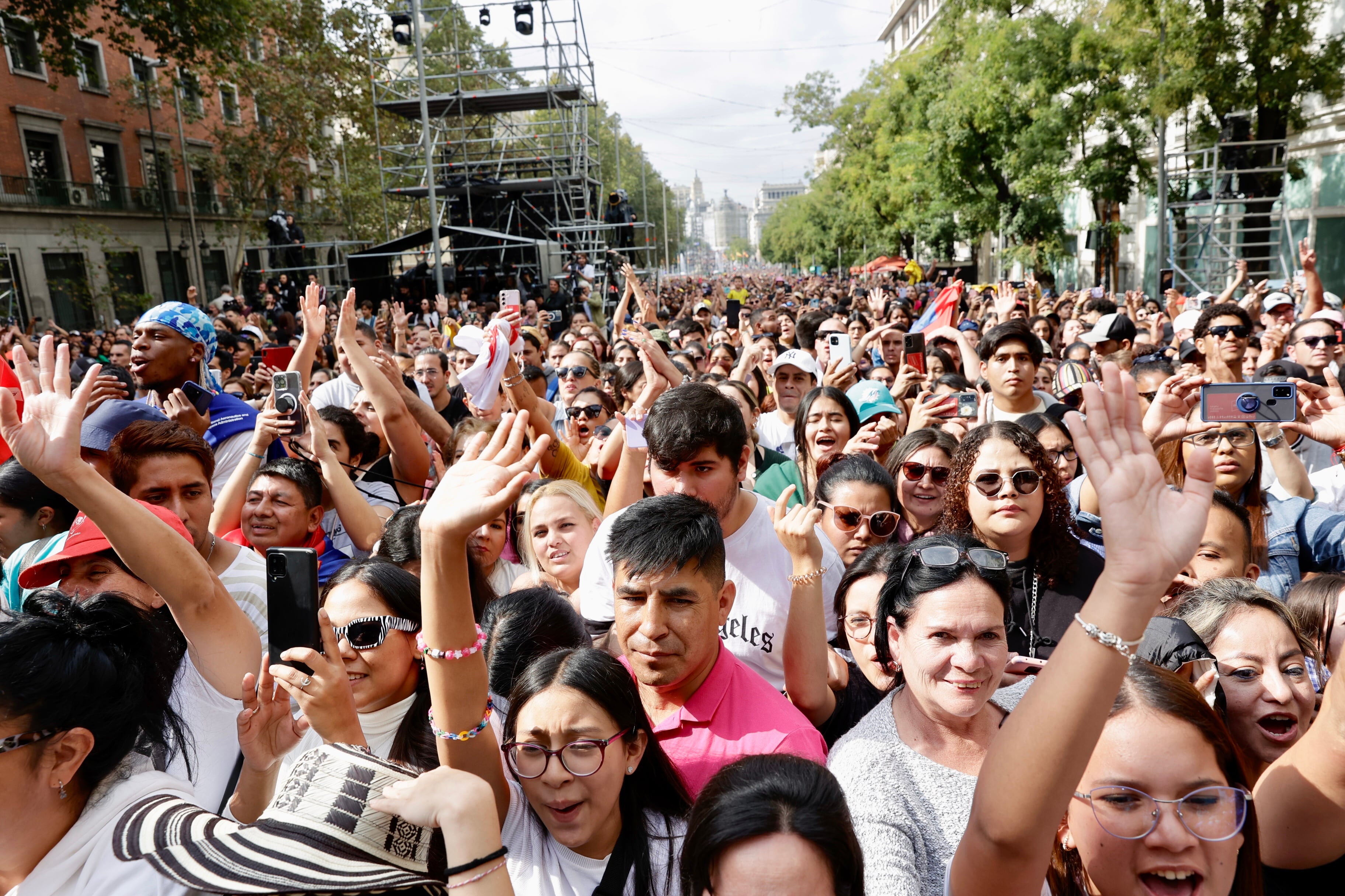 Público en la Puerta de Alcalá de Madrid / Jorge París.