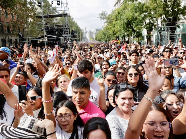 Público en la Puerta de Alcalá de Madrid / Jorge París.
