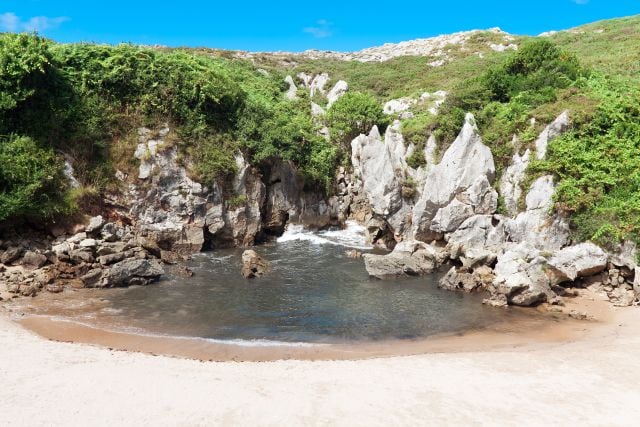 Playa del Gulpiyuri.