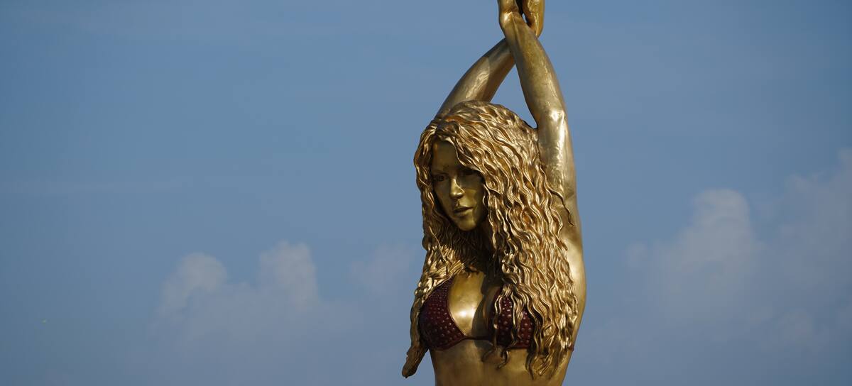 Shakira inmortalizada en bronce en una imponente escultura en Barranquilla.