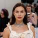 Irina Shayk da el cante en la Met Gala 2023 con estos zapatos