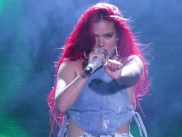 karol G debuta con su primera campaña de moda con Loewe y su Paula’s Ibiza