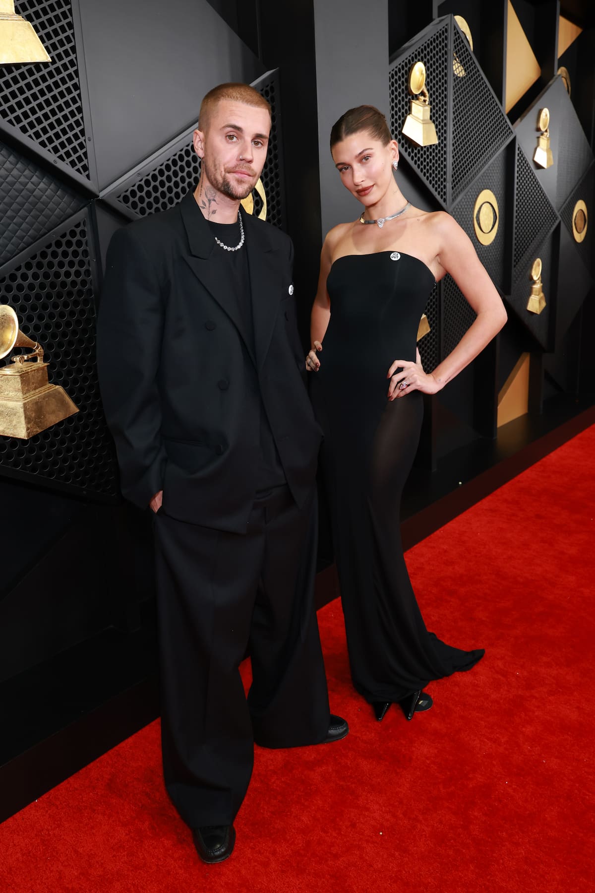 Los Grammy 2026 se han convertido en un auténtico escaparate de tendencias, aunque entre los más sobrios han sido la pareja Bieber. Justin y Hailey han aparecido en un monocromático negro. Él eligió un traje oversized de Balenciaga, mientras que ella optó por una silueta sirena en un vestido firmado por Alaïa. Ambos con una chapa de 'ICE out'.