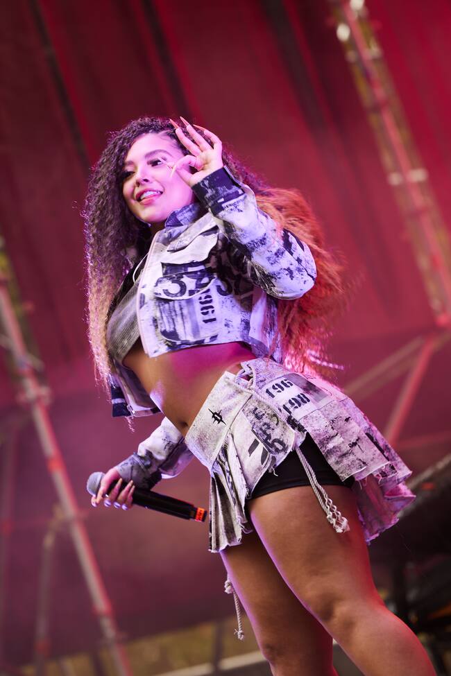 La encargada de abrir este día de la Hispanidad fue Soley. La colombiana hizo un repaso por su discografía e incluso se atrevió a cantar temas como 'Chulo' de Bad Gyal.