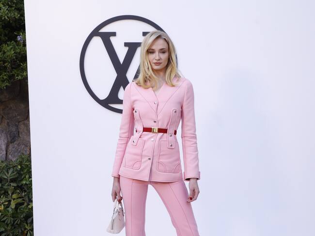 Melena rubia y corto bob para Sophie Turner que ha apostado por un look muy Barbie con este traje de pantalón y chaqueta.
