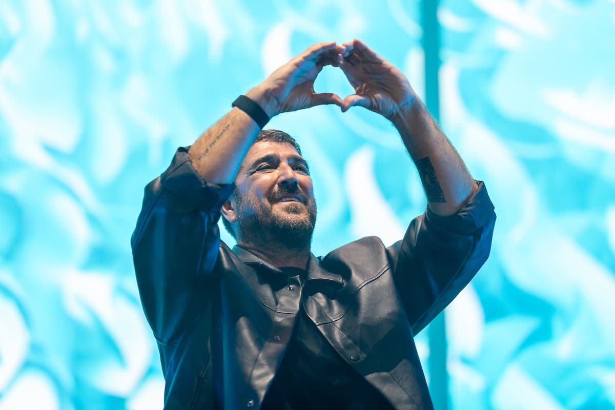 Antonio Orozco protagonizó uno de los momentos más emocionantes de LOS40 Primavera Pop con una actuación cargada de sentimiento y verdad. Su conexión con el público y la fuerza de sus canciones convirtieron su paso por el escenario en uno de los instantes más especiales de la noche.