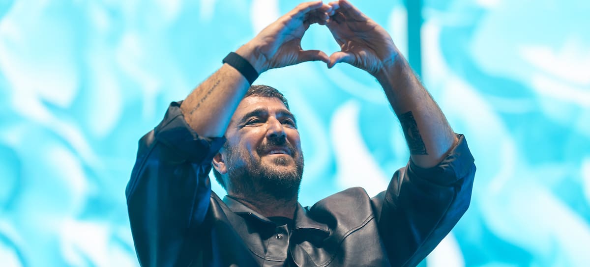 Antonio Orozco protagonizó uno de los momentos más emocionantes de LOS40 Primavera Pop con una actuación cargada de sentimiento y verdad. Su conexión con el público y la fuerza de sus canciones convirtieron su paso por el escenario en uno de los instantes más especiales de la noche.