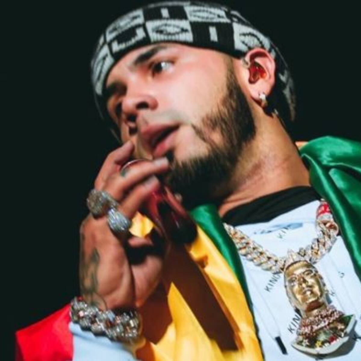 Se burlan de Anuel AA por un grave error en su último video