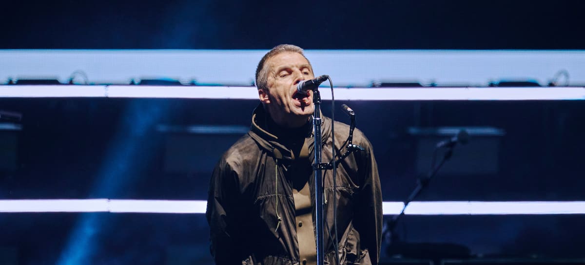 Liam Gallagher durante su concierto con Oasis en Cardiff