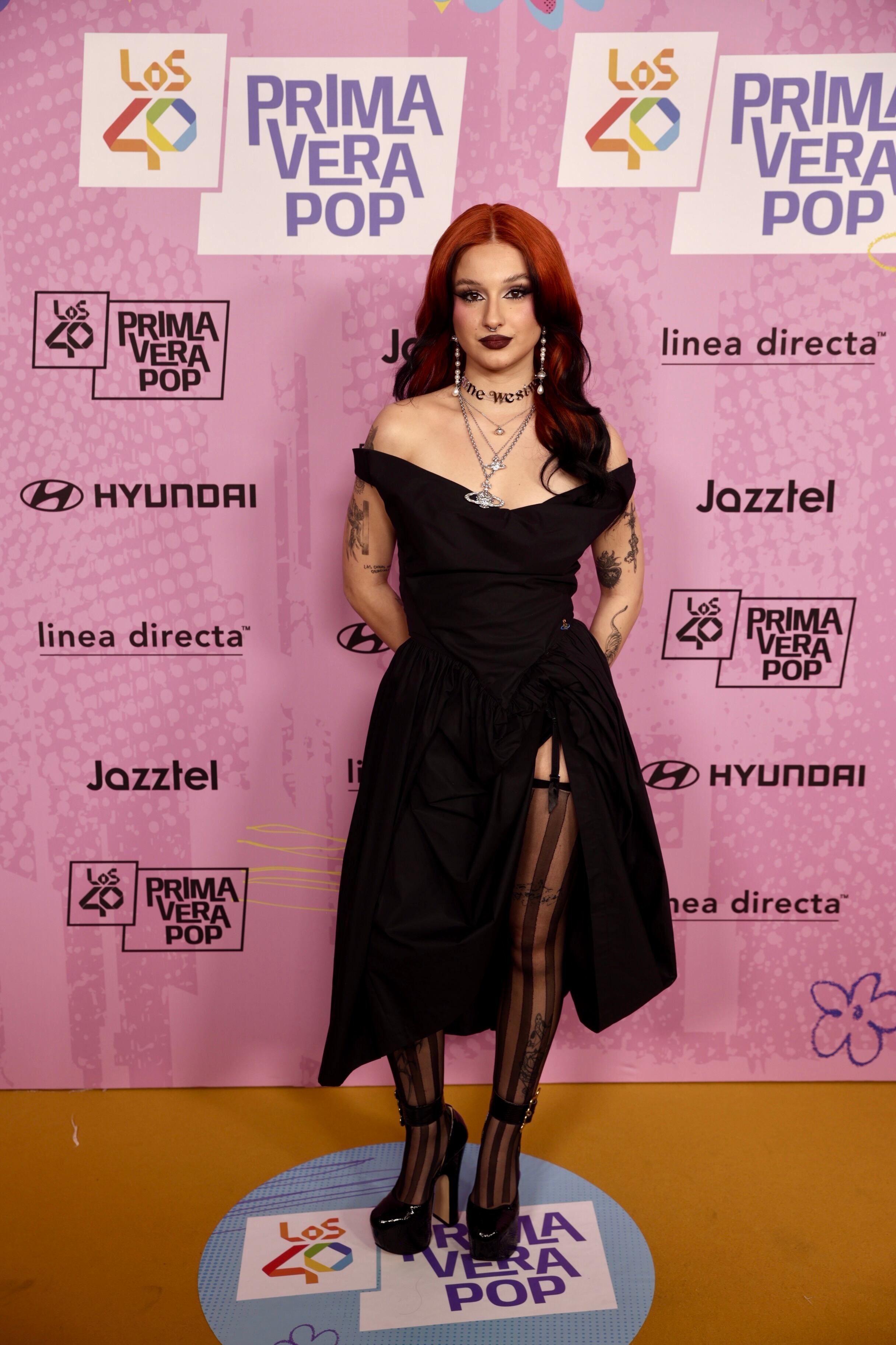 La chica que está llenando de rock los escenarios nos trae hoy su lado más killer con este vestido negro con abertura que nos deja ver el liguero de sus medias.