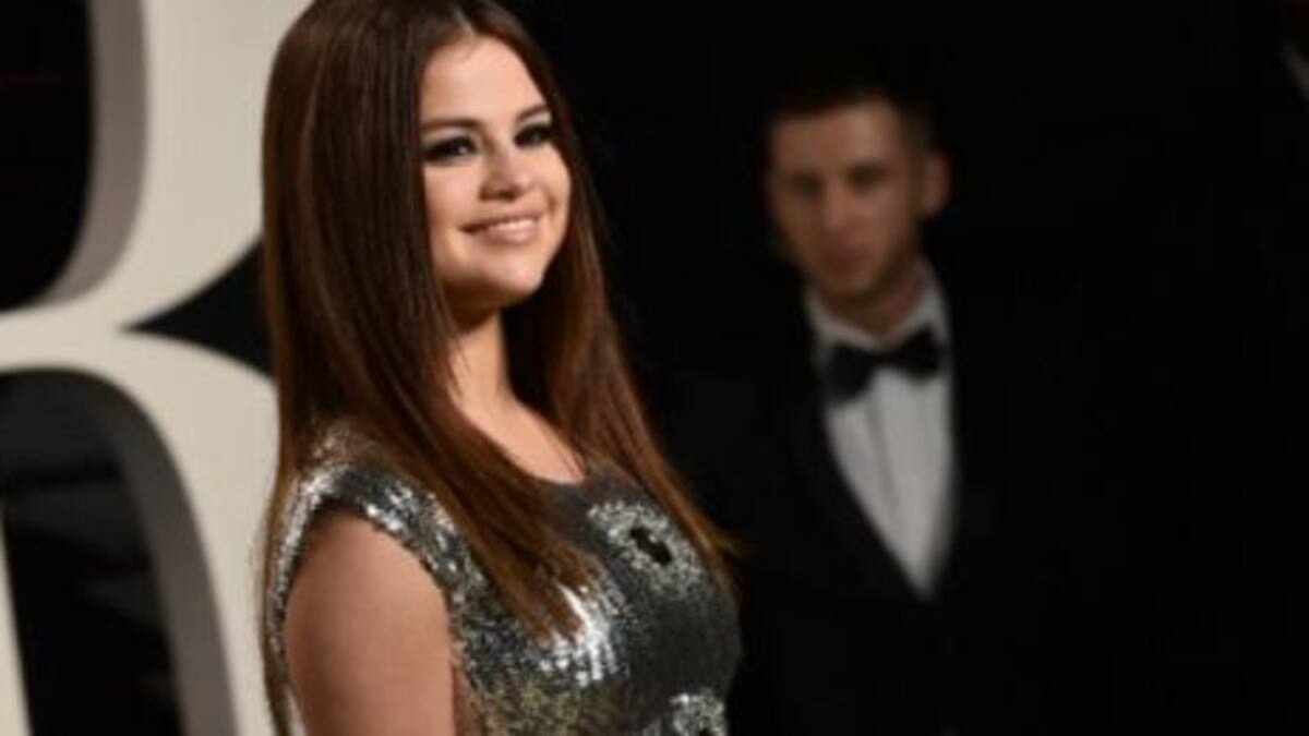 ¡Selena Gómez arruinó un vestido de Louis Vuitton comiendo una hamburguesa!