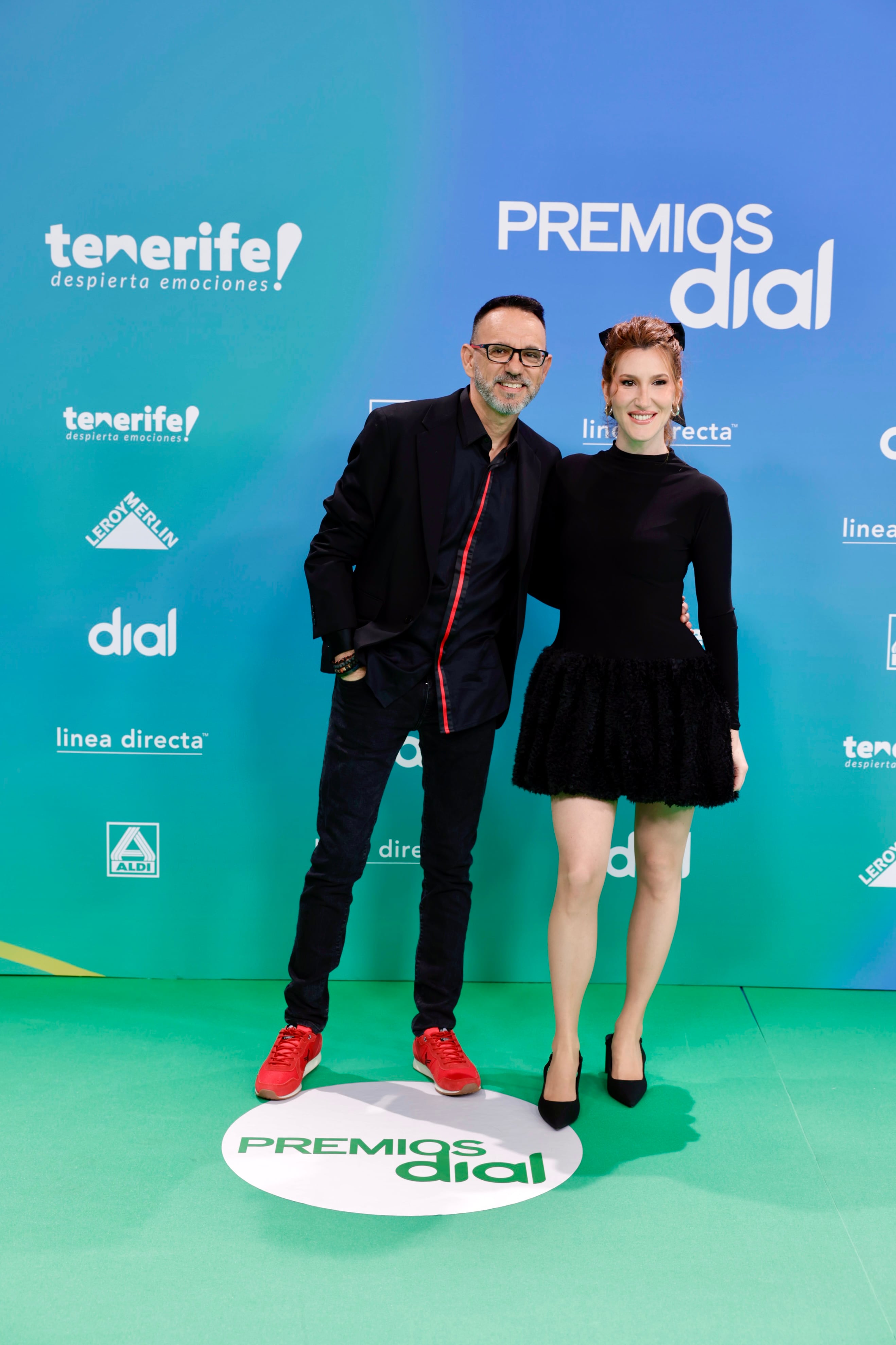 Los presentadores de Atrévete notarán el madrugón del día siguiente, es lo que tiene estar al frente de morning de la cadena. Pareja de negro con un leve toque en rojo.