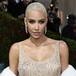 Críticas a Kim Kardashian: ¿simula que come en un anuncio de una famosa marca de productos veganos?
