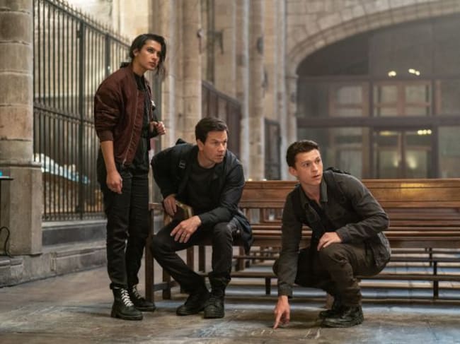 Sophie Ali, Mark Wahlberg y Tom Holland en una de las escenas de 'Uncharted'.