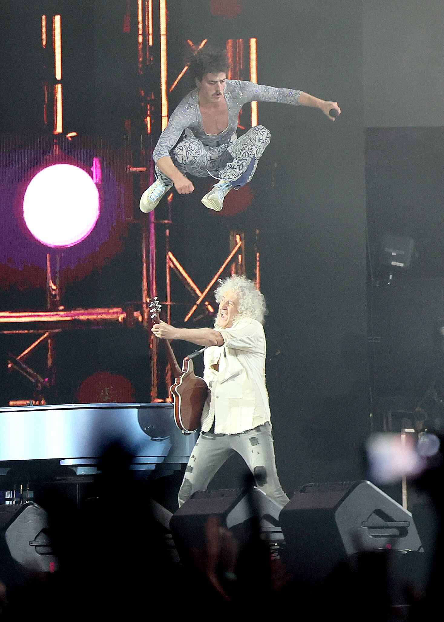 Benson Boone se preparó para su primera vez en Coachella y no defraudó. Más allá de sus habituales saltos mortales, creó un momento inolvidable cuando se apagaron las luces, y apareció con capa a lo Freddie Mercury y Brian May en el escenario para homenajear a Queen interpretando 'Bohemian Rhapsody'. ¡Menudo momentazo!