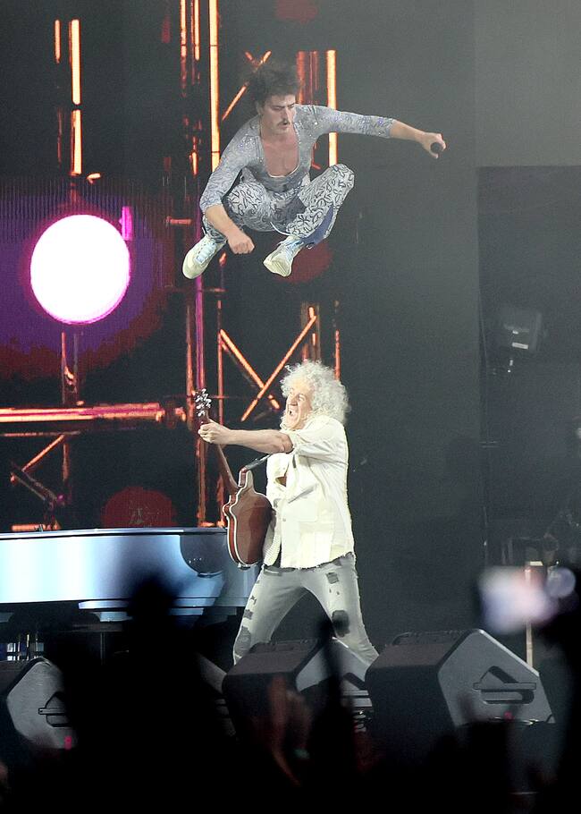 Benson Boone se preparó para su primera vez en Coachella y no defraudó. Más allá de sus habituales saltos mortales, creó un momento inolvidable cuando se apagaron las luces, y apareció con capa a lo Freddie Mercury y Brian May en el escenario para homenajear a Queen interpretando 'Bohemian Rhapsody'. ¡Menudo momentazo!