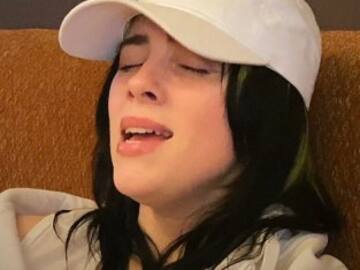 Lo nuevo de Billie Eilish se llama The worlds a little blurry