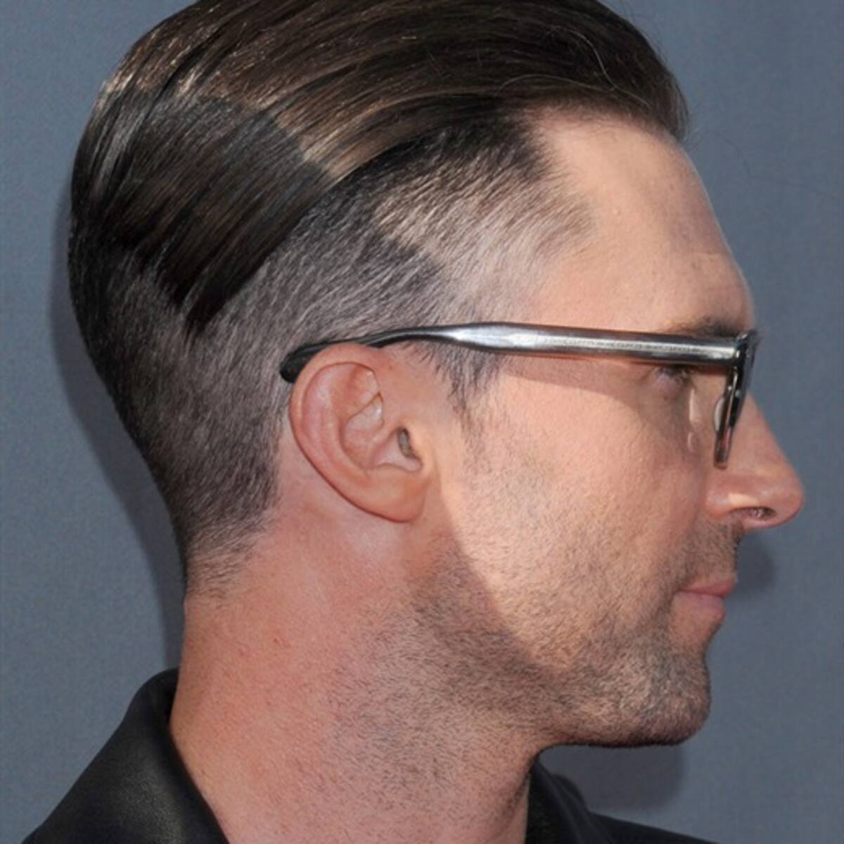 Adam Levine se afeitó la mitad de su cabeza