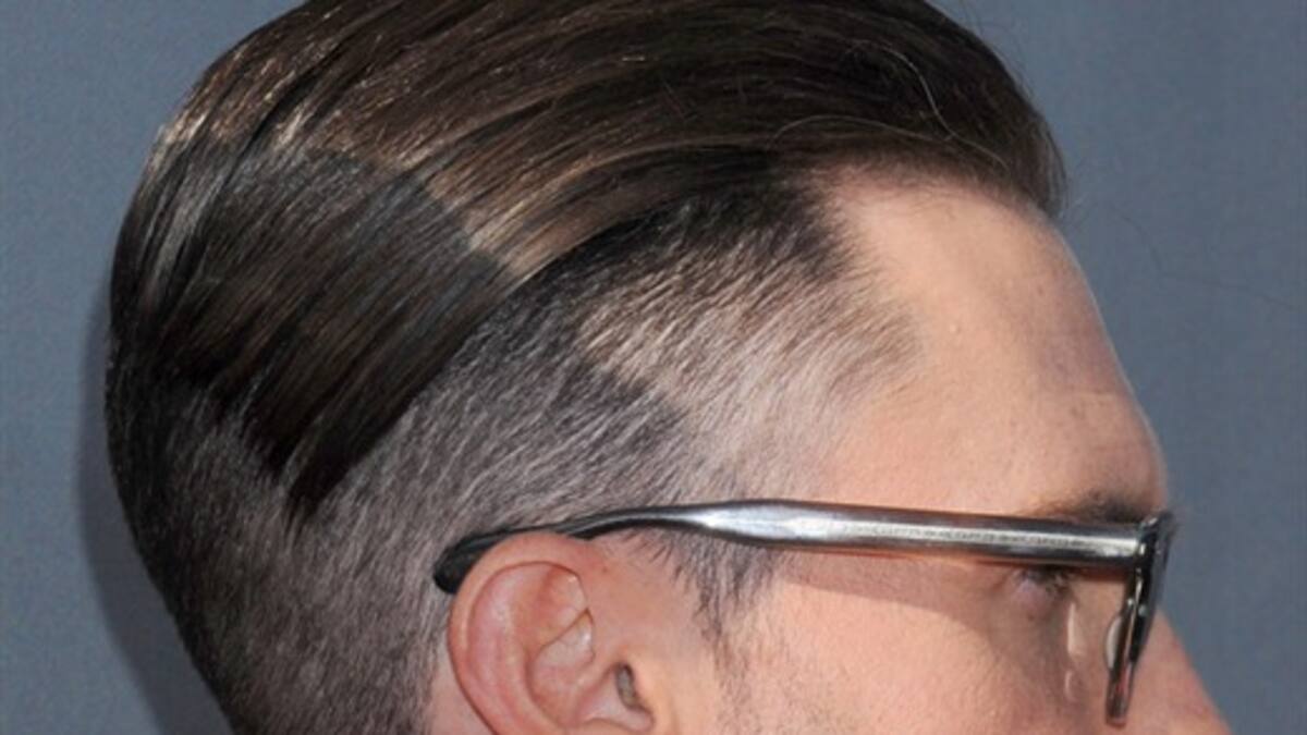Adam Levine se afeitó la mitad de su cabeza