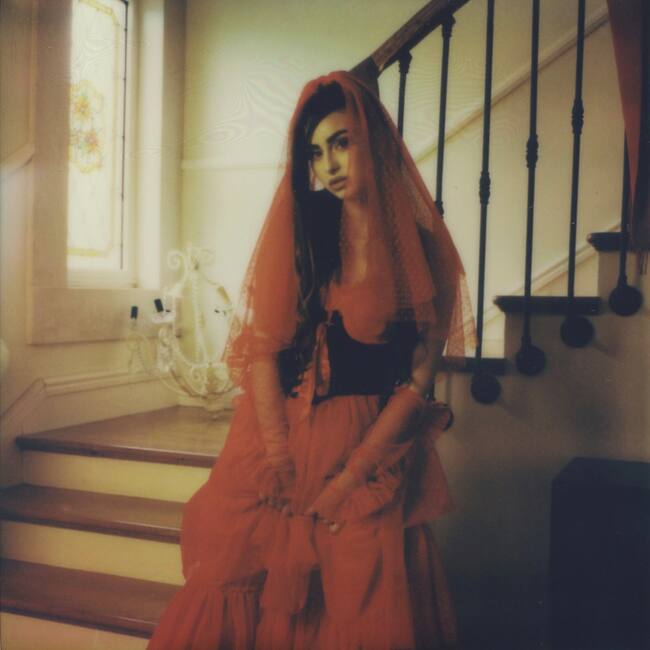Adriana Proenza en el videoclip de 'SALUT'