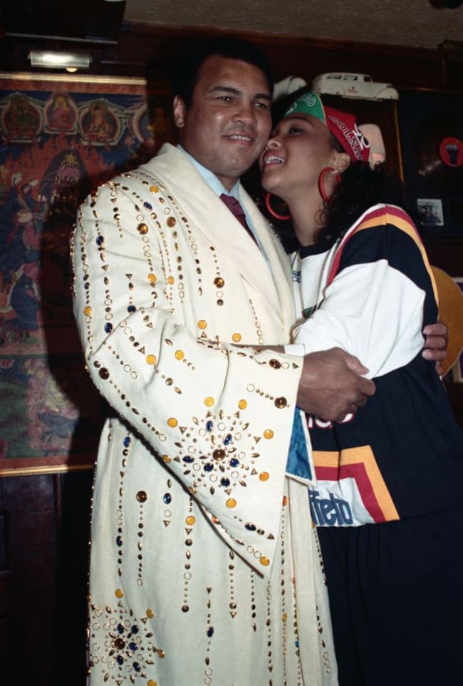 Ali con la bata de predería que le regaló Elvis Presley.