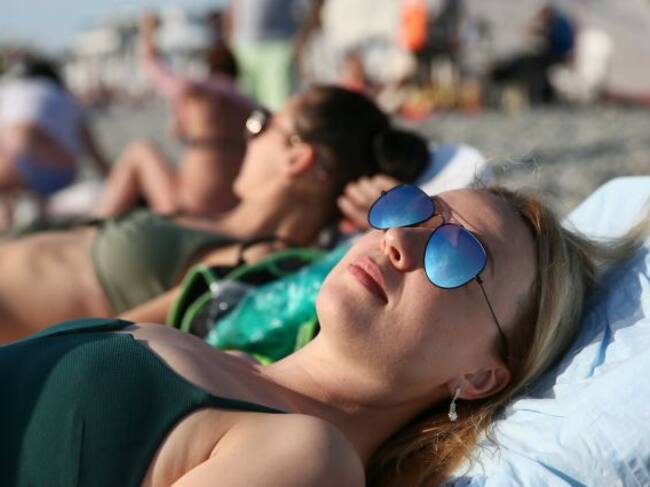 Grupo de chicas tomando el sol.
