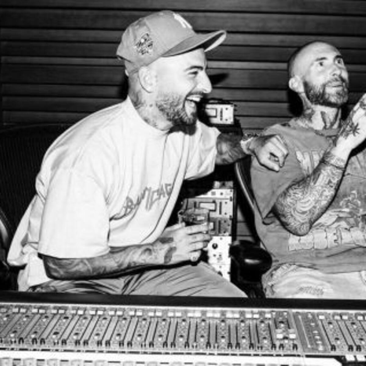¿Se viene colaboración? La foto de Maluma y Adam Levine en el estudio