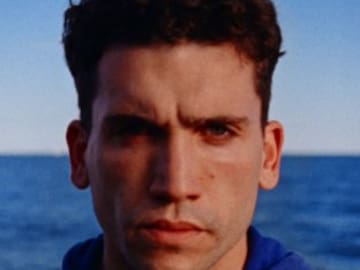 Jaime Lorente se estrena en la música con ‘Corazón’ y ‘Acércate’