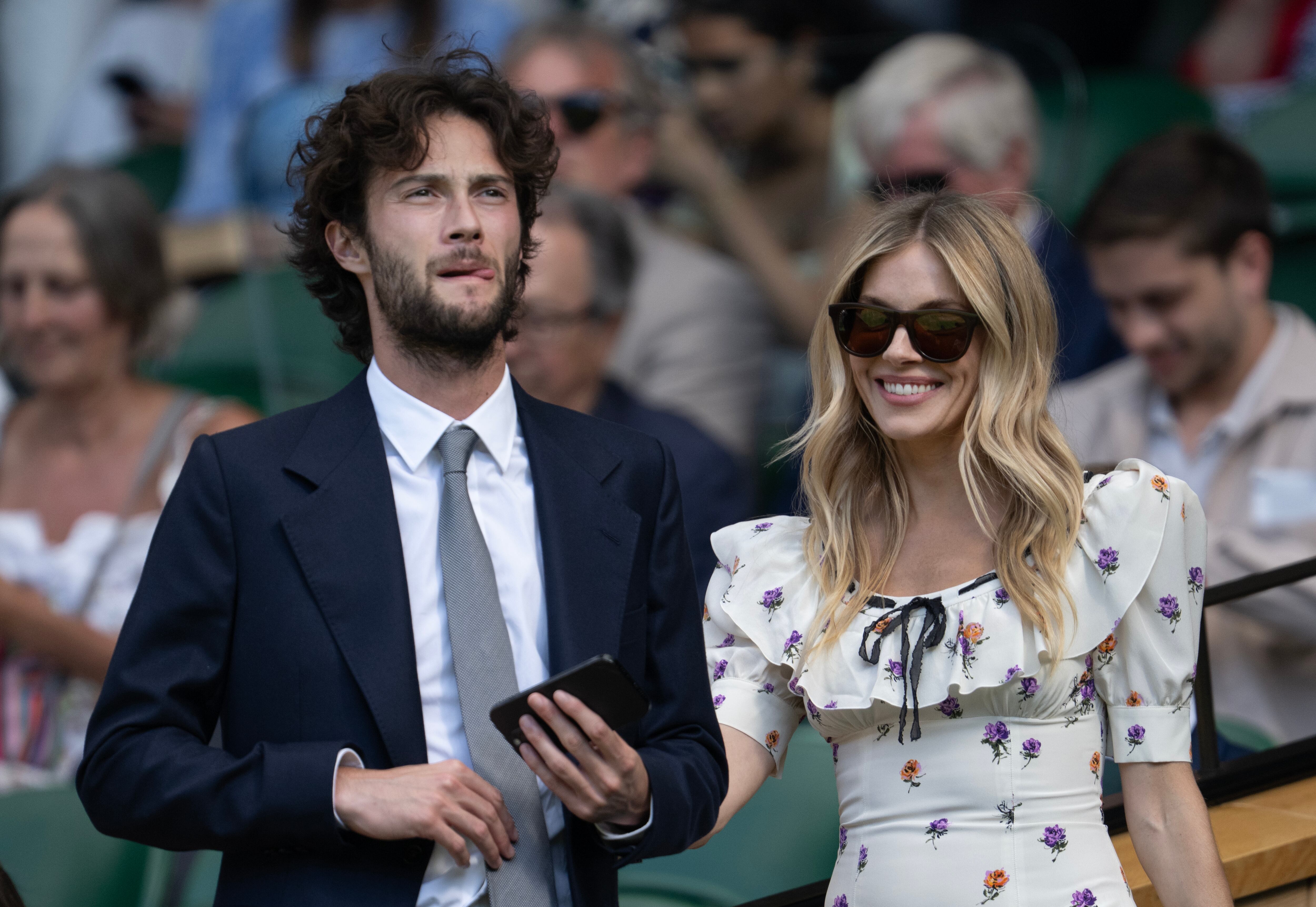 Tras los BAFTA de 2022, Sienna Miller y Oli Green tuvieron que hacer pública su relación.  Dos años después daban la bienvenida a su primer hijo juntos. Y el amor continua, no hay más que verles.