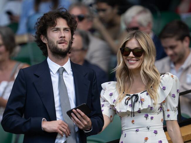 Tras los BAFTA de 2022, Sienna Miller y Oli Green tuvieron que hacer pública su relación. Dos años después daban la bienvenida a su primer hijo juntos. Y el amor continua, no hay más que verles.