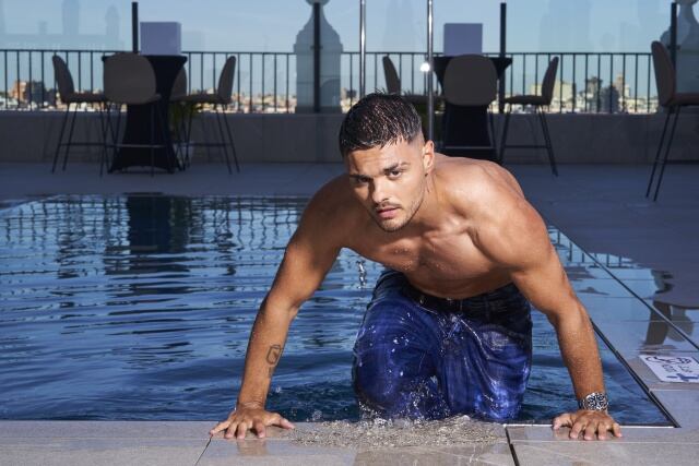 Abraham Mateo en la piscina