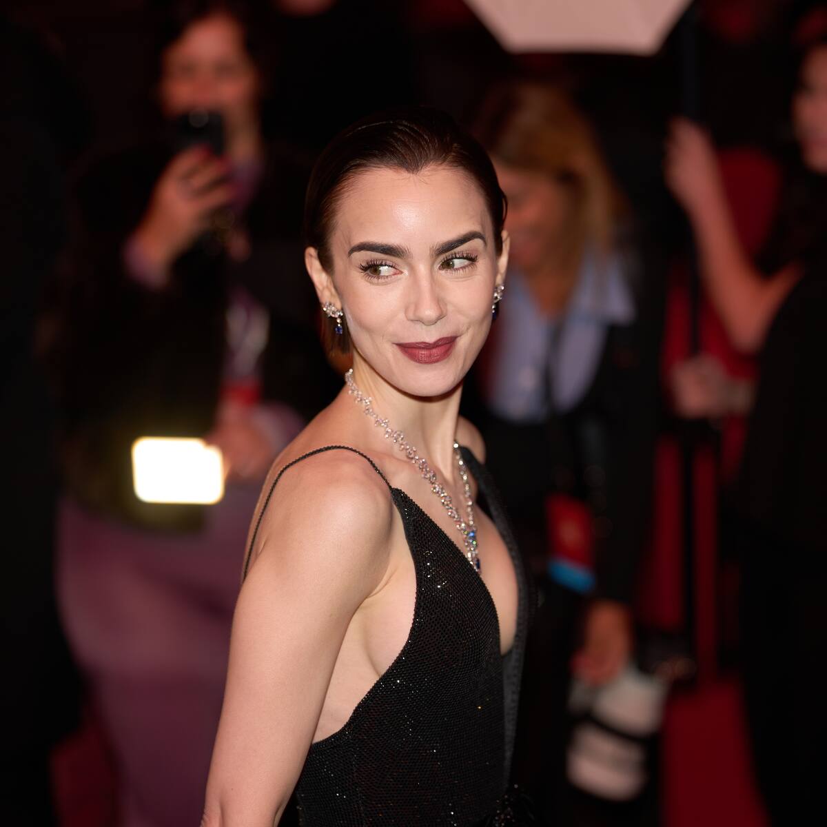 Lily Collins revivirá el glamour de Audrey Hepburn en una película sobre la creación de 'Desayuno con diamantes'