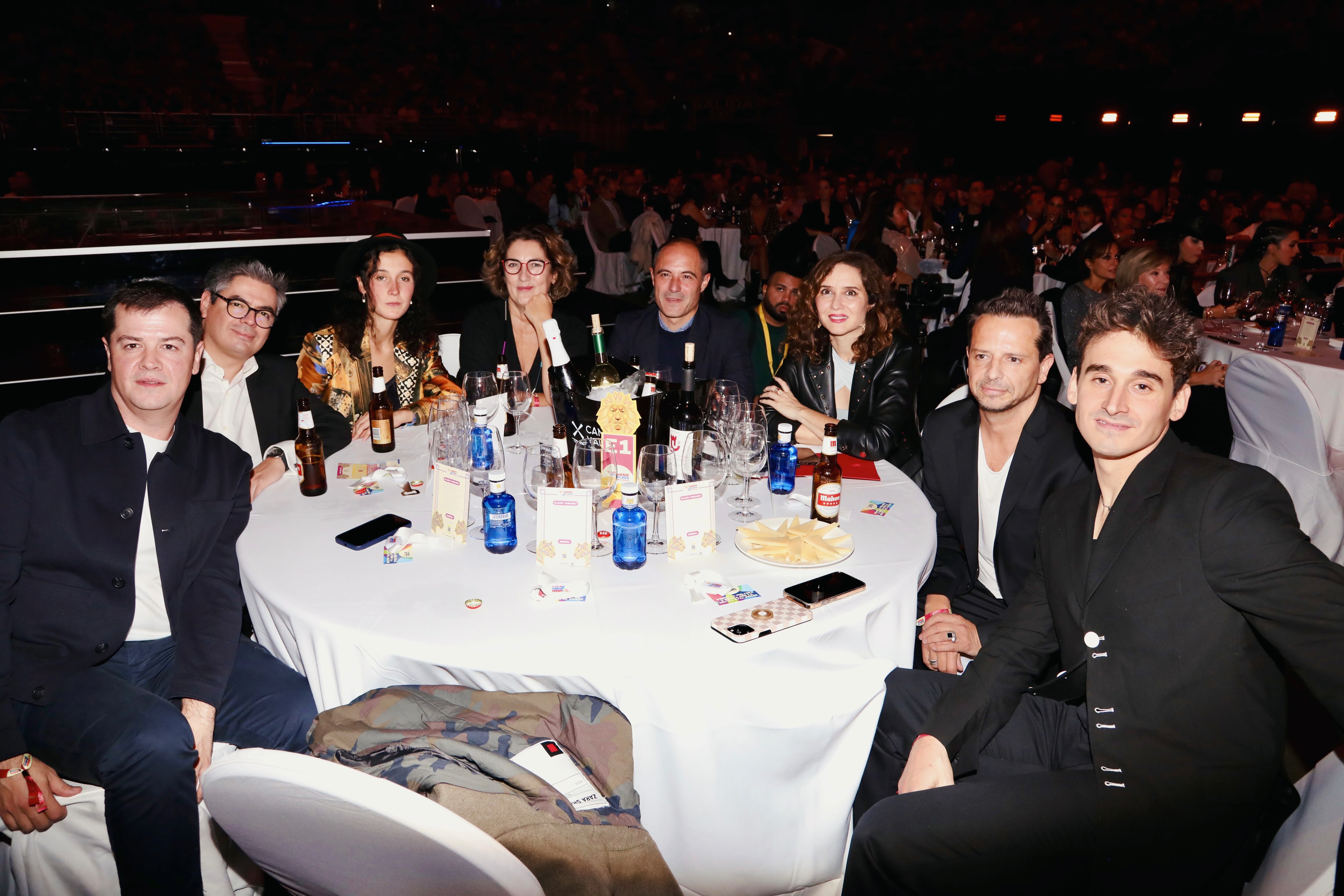 El artista catalán Borja (primero por la derecha) compartió mesa con la periodista Montserrat Domínguez y con la presidenta de la Comunidad de Madrid: Isabel Díaz Ayuso.