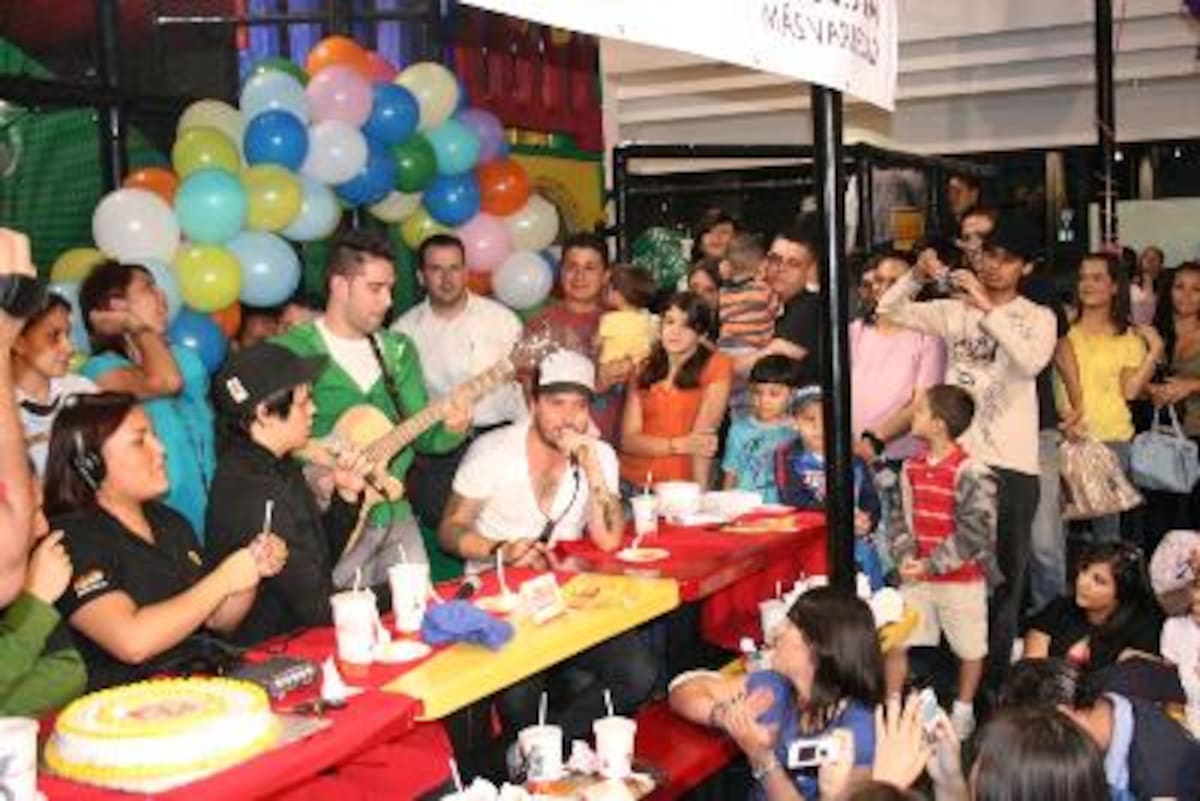La Hora sin Nombre Segundo Aniversario Mc Donald's Zapote